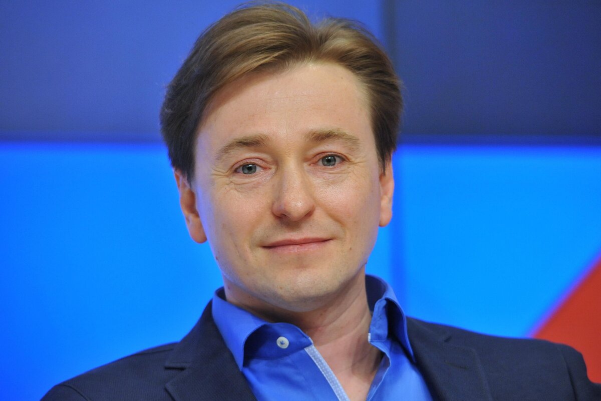     «Как близнецы, на одно лицо»: Сергей Безруков выложил редкое видео со всеми тремя детьми от Анны Матисон