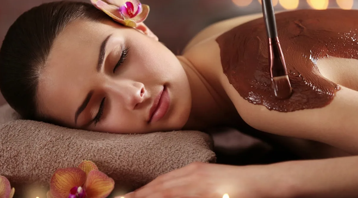 Spa для тела. шоколадное обёртывание. обертывание женщин. медовый массаж. парафанго обертывание.