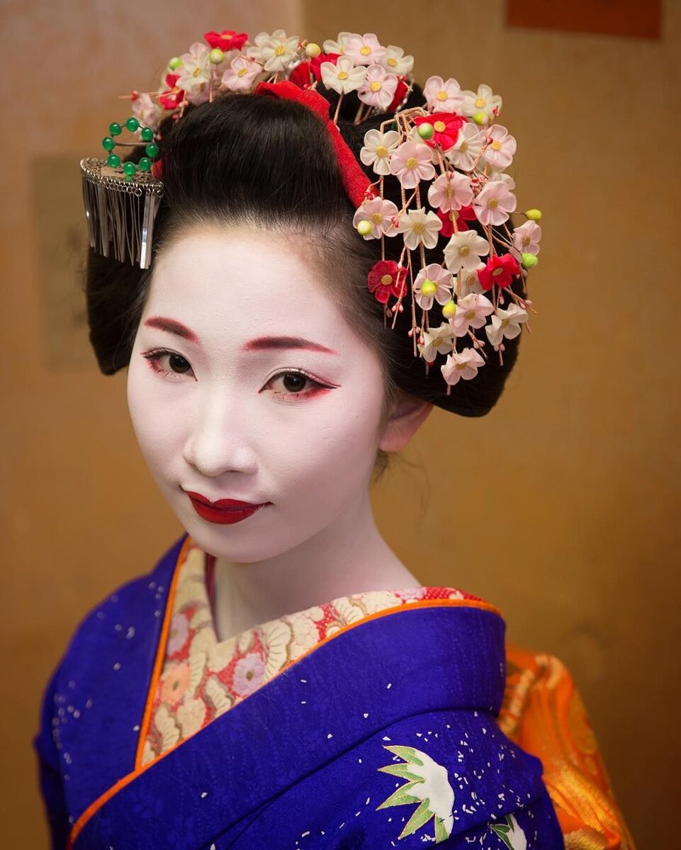 Прическа младшей майко 