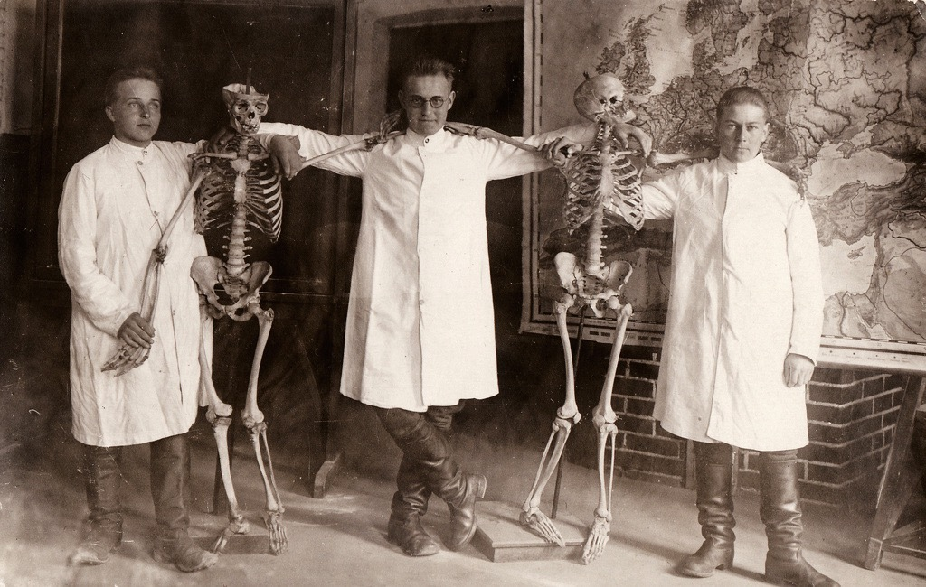 Доктор мошенник джон бринкли. Земские больницы лазареты 19 век самарской губернии. Хирургические операции 19 века. Земская медицина 19- 20 века россии. Сёстры милосердия в россии 20 век.