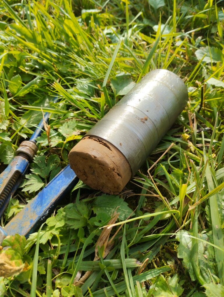 Обойма режущих колец с грунтом, извлеченные из грунтоноса