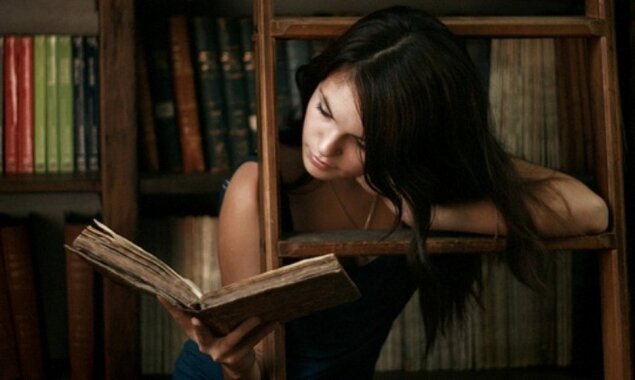 Во всем разнообразии современной литературы классика, как ни странно, своих позиций не сдает. И статистика нам говорит о том, что интеллектуальные читатели предпочитают иметь классику на своих полках, чтобы перечитывать великие произведения в разные периоды жизни. Не секрет, что одно и то же произведение может быть увидено совершенно по-разному в 20 и в 40 лет. 