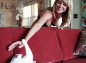 Sara Jean Underwood играет со своей киской