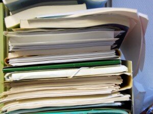 Недееспособность гражданина признается только согласно решению суда. Такое происходит только из-за сильного психического нарушения человека и по причине неосознания своих действий. В таком случае суд может признать лицо недееспособным и назначить над ним опеку. Опекуном назначается человек, который будет представлять интересы недееспособного лица, следовательно, от его имени он вправе заключать все сделки гражданско-правового характера.