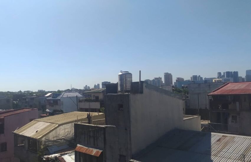 Оцинкованный бак на крыше - свидетельство того, что есть горячая вода в доме.