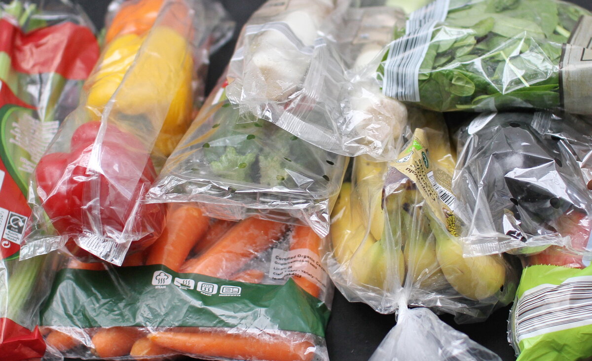 овощи в полиэтиленовом пакете. полиэтилен продукты. изделия из полиэтилена высокого давления. синтетические упаковочные материалы. полиэтилен продукты.