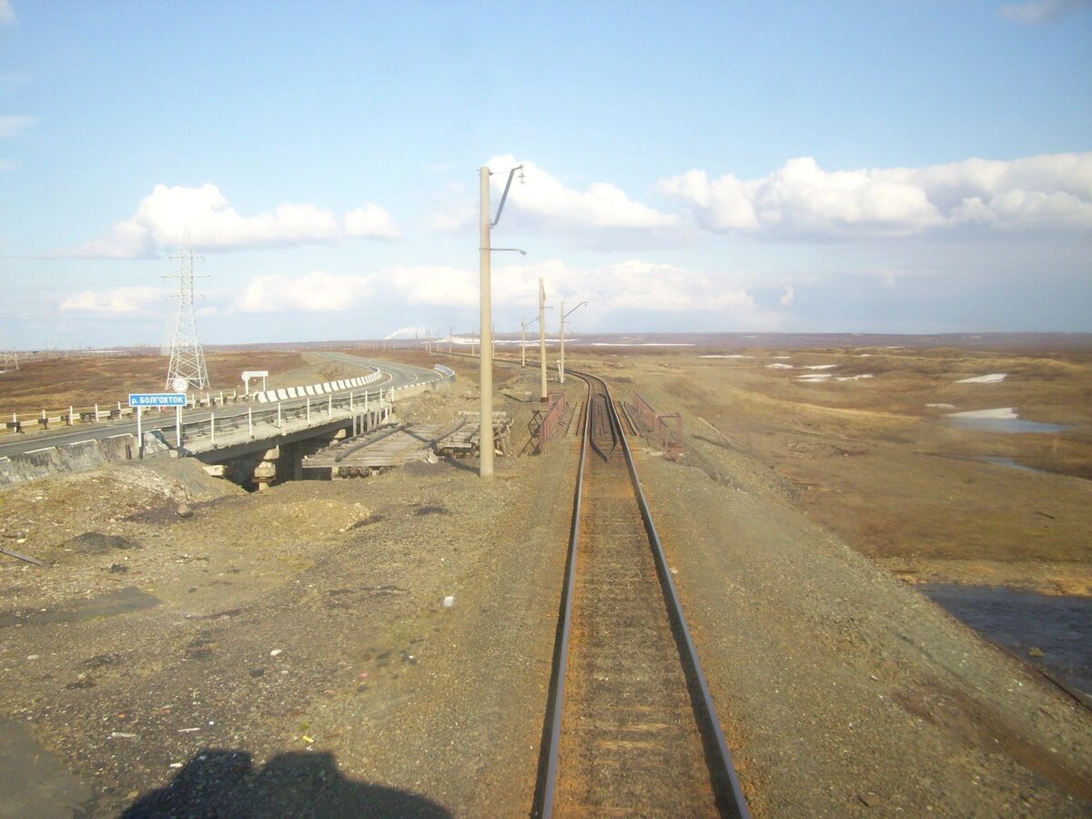 Мосты и кусочек реки справа. 