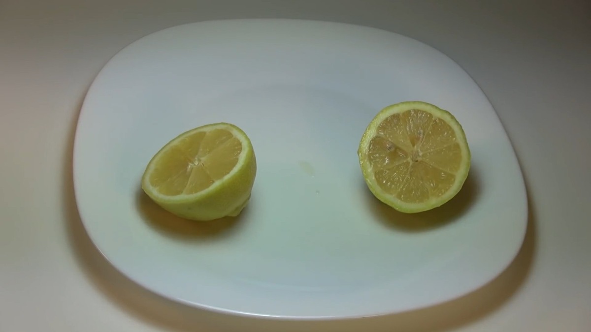Разрежте лимон пополам и воткнуть в него гвоздику