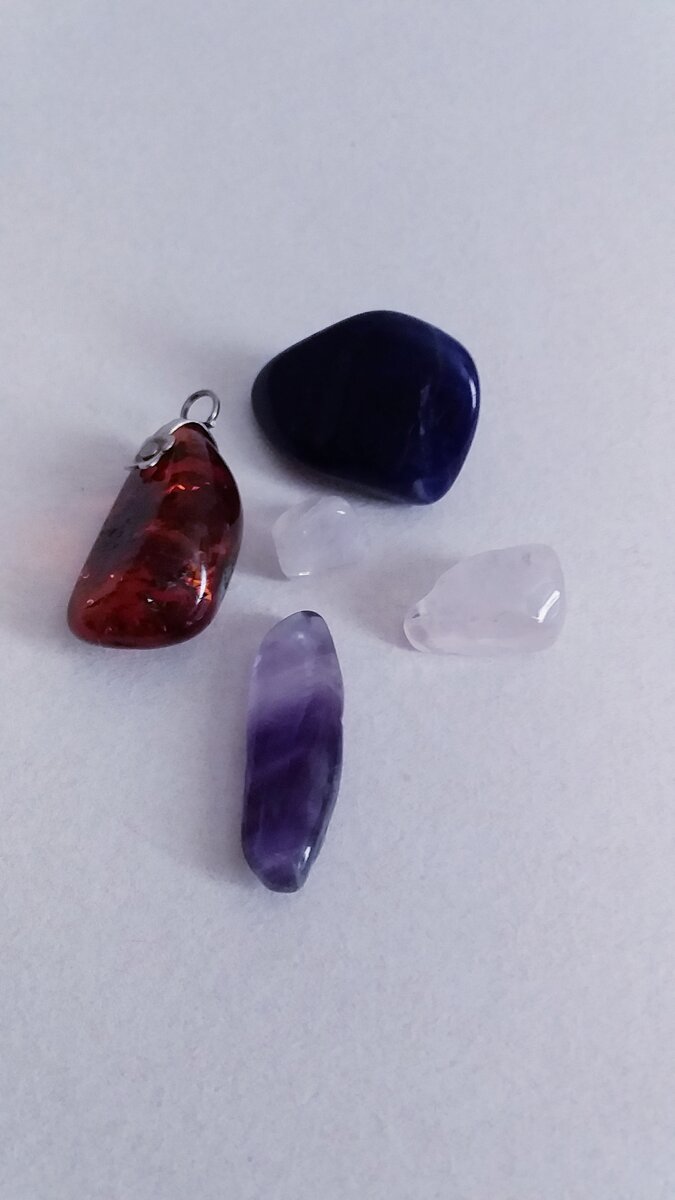 Янтарь, содалит, розовый кварц и аметист