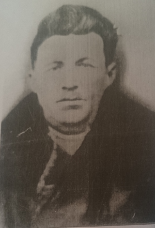 Николенко Георгий Иванович - член партии с 1918 года, организатор первого партизанского отряда в с.Александровка.  Член Александровского ревкома. Организатор комунны 1-го мая.