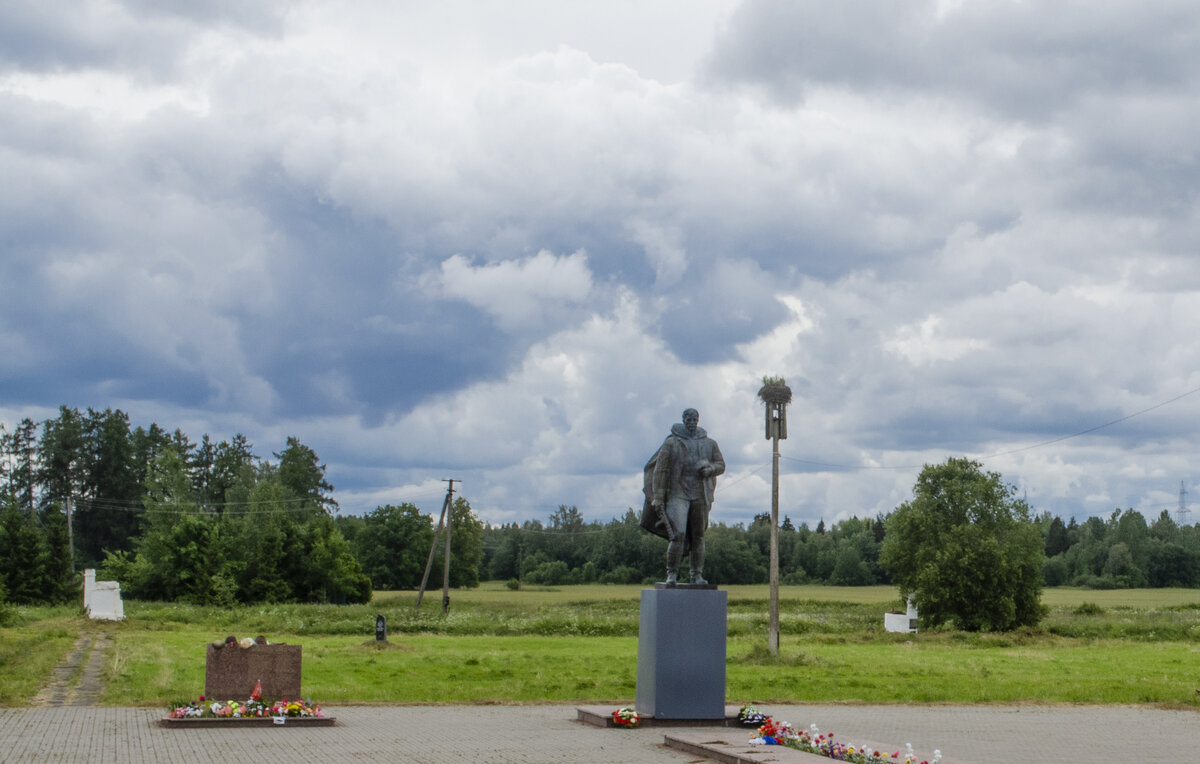 Здесь до 1943 находилась деревня Большое Заречье