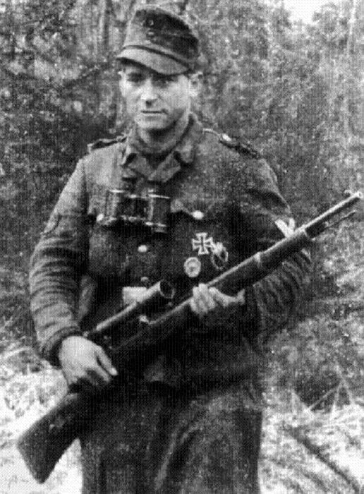 Один из лучших немецких снайперов Йозеф Аллербергер рассказывал, что перед тем, как сесть в засаду, он готовил рядом тайник, куда бы мог спрятать «предательскую» винтовку в случае возможного пленения.   