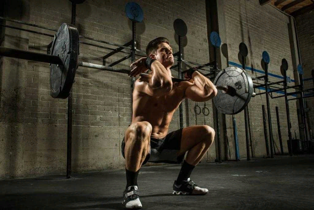 тренируется в наушниках. спортсмены. спортивные девушки красивые. музыка качестве тренировки. девушка и фитнес.