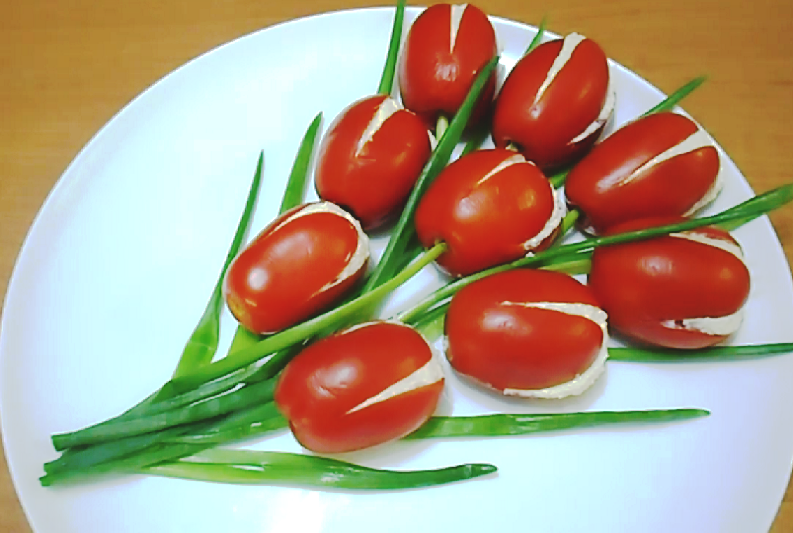 Как из помидоров и сыра сделать закуску "Букет тюльпанов", эта оригинальная закуска любой украсит праздничный стол