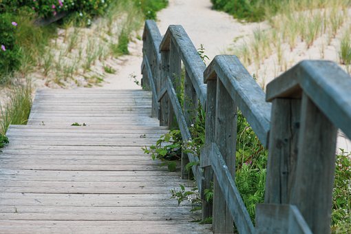 https://cdn.pixabay.com/photo/2019/10/14/17/47/wooden-planks-pier-4549534__340.jpg