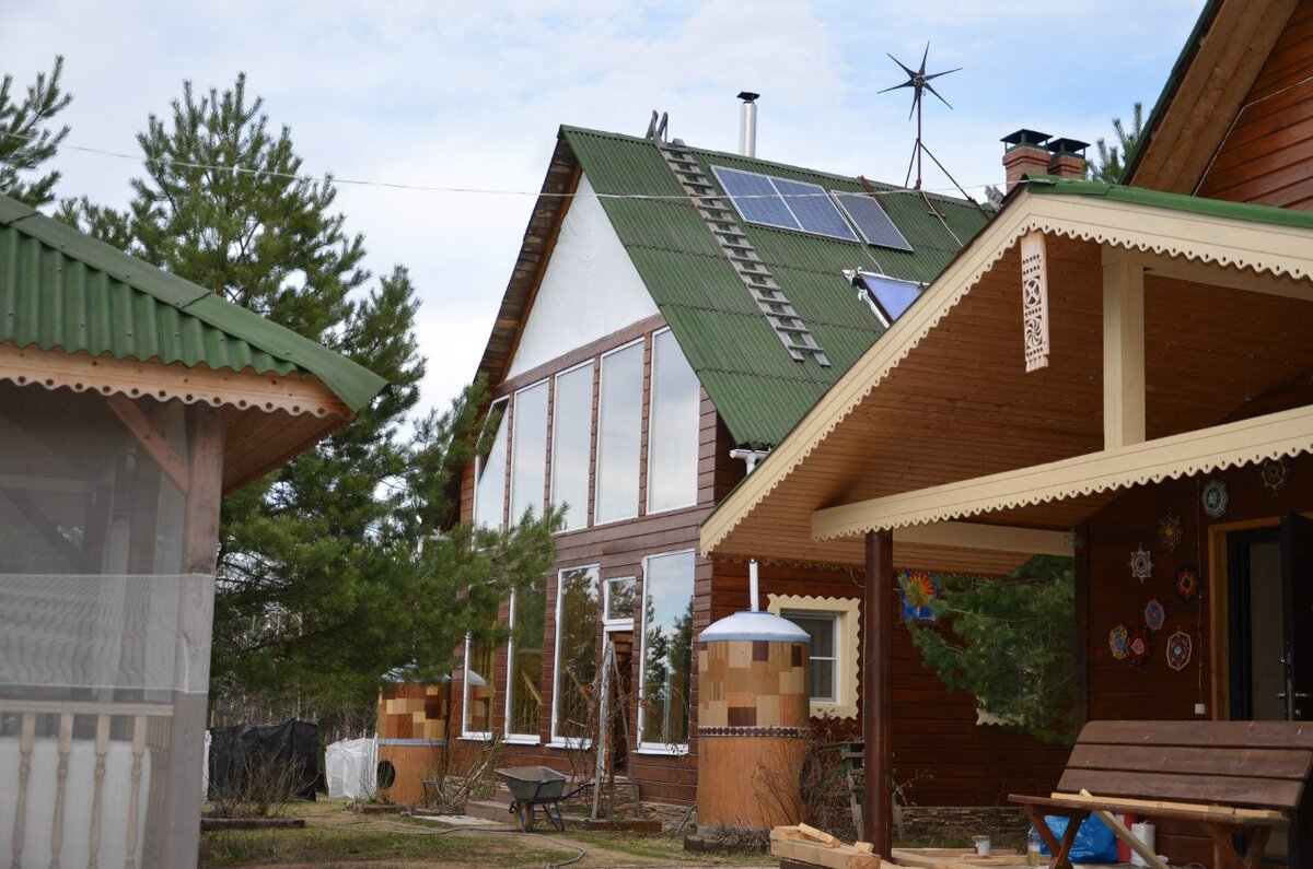Ветряки в нашем поселении не прижились. А вот солнечные панели практически на каждой крыше. В первые семь лет на этих солнечных панелях строился весь быт. Зимой правда приходилось заводить генераторы. 