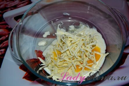 Сливочное масло немного подморозить, затем натереть на крупной терке. Выложить в миску.
