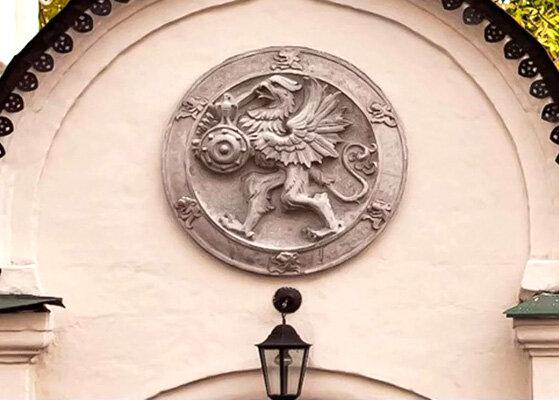 Романовский грифон у входа в Палаты Романовых