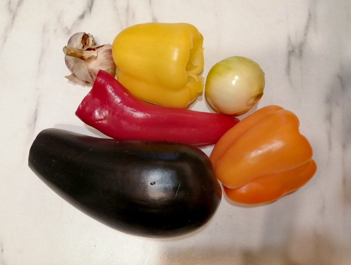 Овощная закуска из баклажан и перца с чесночком