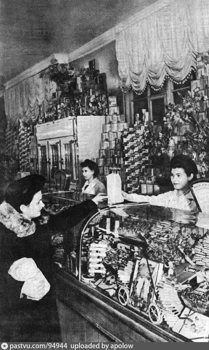 Кондитерский отдел в "Гастрономе №2" на Смоленской, 1948.