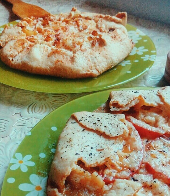 Галеты  с баклажанами, томатами, болгарским перцем и двумя видами сыра (адыгейский и гауда).
.
Тот случай, когда из абсолютно одинаковых продуктов получились две разных по вкусу галеты. Всё благодаря специям. В одной адыгейская  соль и паприка. В другой чеснок и итальянские травы. И вот оно разнообразие вкусов. А сколько ещё экспериментов можно провести при помощи приправ...
.
Тесто очень простое. На две галеты 100 гр сливочного масла, 2 яйца и муки сколько возьмёт. В холодильник на 30 минут. Расскатать  тонко-тонко на силиконовом коврике и выложить начинку в середину, края подвернуть. В духовку до румяного цвета.

Со сладким чаем это вкусно