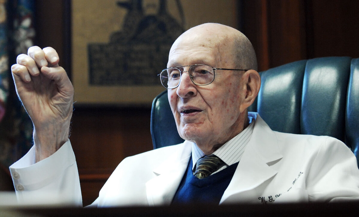 Ezen a képen láthatjuk, ahogy a 109 éves szakértő.