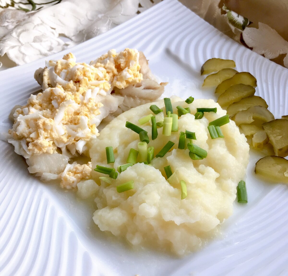 Рыба по польски рецепт. Блюда из индюшатины с ананасами. Курица с ананасами в сливочном соусе. Медальоны из индейки с ананасом. Индейка с ананасами в сливках.