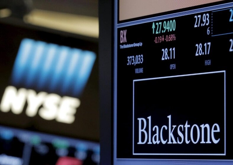 ФОТОГРАФИЯ ФАЙЛА: информация о тикере и торговле для Blackstone Group отображается на том же посту, где она торгуется на площадке Нью-Йоркской фондовой биржи (NYSE) 4 апреля 2016 года. REUTERS / Brendan McDermid