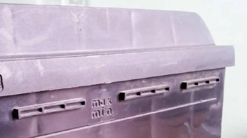 Риски уровня электролита. Казалось бы, зачем это на АКБ, залитом роботами на конвейере?.. Ответ я уже озвучил выше. Его величество маркетинг.