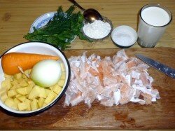 ШАГ 1:
По списку подготовим необходимые продукты. Картошку, морковку и лук чистим, моем, картошку нарезаем небольшими кубиками. Животики лосося чистим от чешуи и нарезаем кусочками.