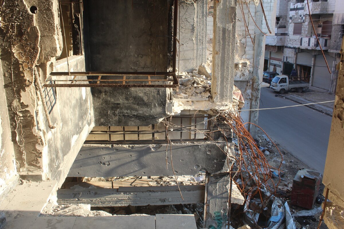 В разрушенном здании