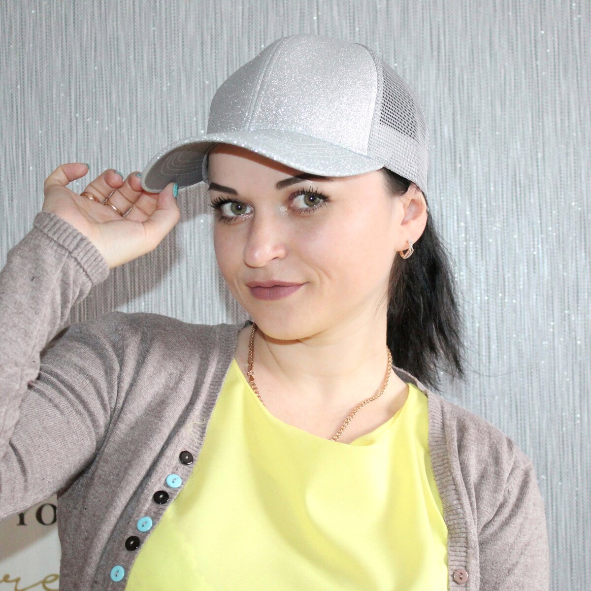 Блестящая кепуля!
Красивая блестящая кепочка! Заказывала ее в магазине Clothing to You. Доставка около 2-х недель. Трек отслеживался. Упаковка- воздушный мешок. При транспортировке кепка не помялась, форму не потеряла.
Выбор по ссылке ниже огромный. Есть как кепочки с блестками, так и обычные (мужские и женские варианты).
Я выбрала вариант под номером color 3. Кепка серого цвета с красивым вкраплением. Хочу сказать, что блестки не осыпаются, на руках не остаются.
Швы ровные, постороннего запаха не  было, торчащих ниток тоже.
Размер кепки регулируется при помощи липучки. 
По составу 60% хлопок, 40% полиэстер.
По задней части идет крупная сетка. 
Покупкой осталась довольна. Рекомендовать могу! Ссылка👇
https://s.click.aliexpress.com/e/_N7Ak6?product_id=4000548937468
