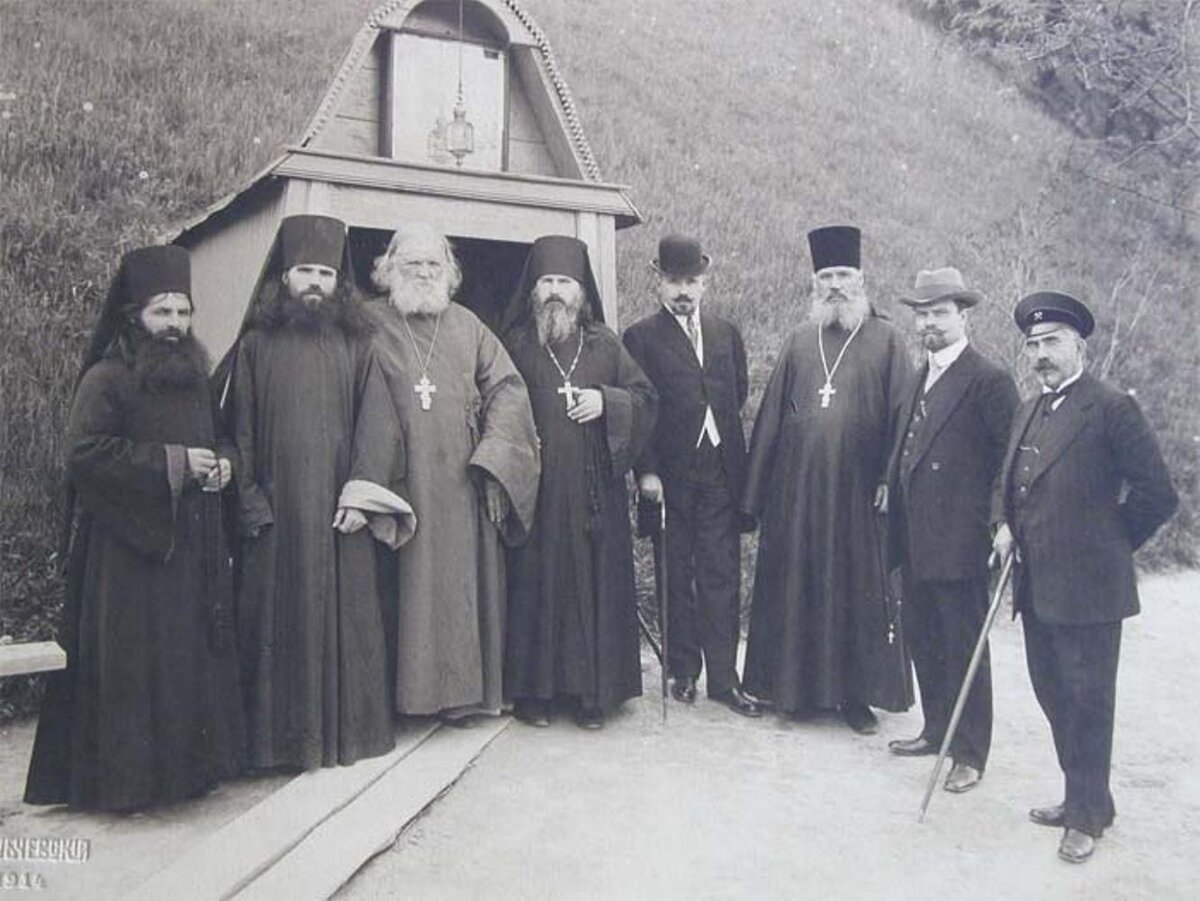 Фотография из открытых источников.   Игумен Валентин, князь Жевахов, горные инженеры и скитские монахи  у входа в пещеры. 1914 год.