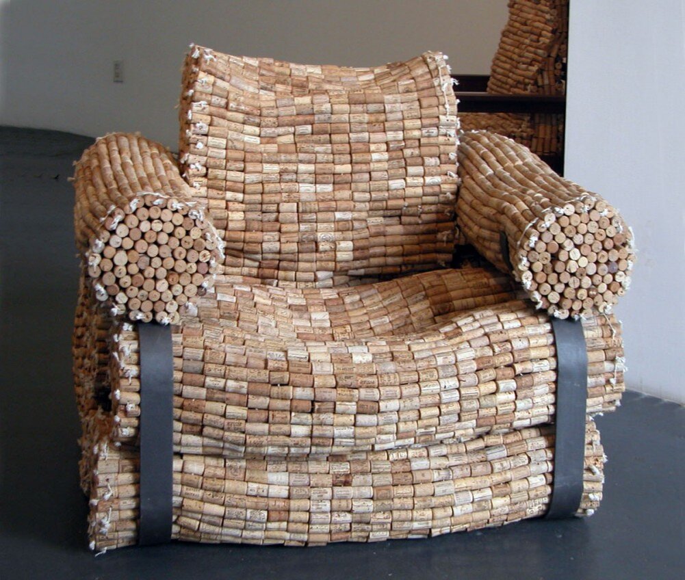 Из этого материала можно изготовить. Кресло из винных пробок. Мебель из пробок от вина. Необычные предметы интерьера. Кресло из пробок от шампанского.