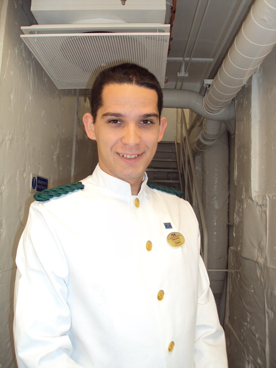 Знакомьтесь. Это мой друг Предраг из Сербии. Он помощник официанта. И он зарабатывает около 1200 - 1500 $ в месяц.