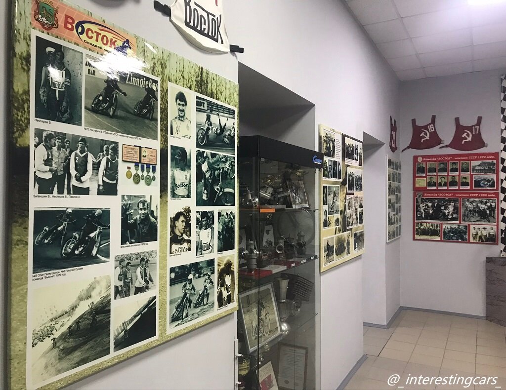 На стенах фотографии о спортивных достижениях и спортивной истории, детали спортивных мотоциклов