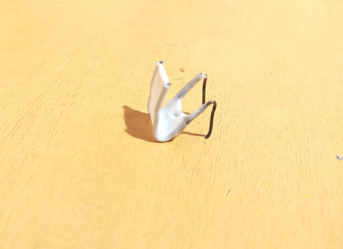 Поделки из зажимов для хлебных пакетов. Хлебные зажимы как использовать в быту. Хлебные зажимы как использовать в быту. Крепление кузнечик. Дата на клипсе хлеба.