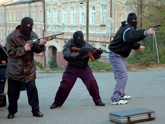 В 1991 году с мировых карт исчезла страна, в которой многие из нас родились – СССР. Дальше наступило время, где все настолько перемешалось, что напоминало настоящую смуту. Это теперь те года называют «лихие девяностые». Уж больно много парадоксального и нелепого в них было. Но из истории нельзя что-то вычеркнуть. И забывать о лихолетье нельзя. По банальной причине - чтобы подобное не повторилось. В интернете нашел любопытную характеристику того времени. «Блеск и нищета, «братки», рэкет, компроматы, гуманитарная помощь, элитные проститутки и погибшие королевы красоты, колдуны в телевизоре и Чикатило, коммерсанты и сухой закон…» И, правда, кажется, что в 90-е мы пережили все, что только можно придумать. Пожалуй, ни одна эпоха не вызывает у россиян таких яростно-противоречивых чувств, как «лихие 90-е». Жестокие, чудовищно циничные. Но, как ни странно, сегодня об этих годах с ностальгией вспоминают не только бандиты. Ведь времена эти были богаты на поражавшую воображение новизну. Кто-то так и остался навсегда в том времени, не смог вписаться в современные реалии. Психологически и морально. А кто-то и в прямом смысле остался. Потому что был убит на улице из-за пачки сигарет.

В 90-е в Твери, впрочем, как и везде, было две власти – официальная и «теневая». Криминальная революция подарила неожиданных «героев». Кровавых и беспощадных, но с ореолом жертвенности. Историки пока так и не занялись доскональным изучением тех событий. Стоит отчасти восполнить этот пробел. Ведь все это было…
По волчьим законам
С начала 90-х годов в Твери наиболее известными рэкетирами считались братья Афанасьевы - Вадим и Эдуард. Соответственно старший и младший. (Впрочем, старшему в момент убийства было всего 28 лет, младшему – 18). Эдик не был в компании Вадима, но пробовал также, правда, не столь масштабно заниматься рэкетом - со своими сверстниками собирал дань с дискотек. А вот Вадим сколотил крепкую команду из спортсменов. Сначала они обложили данью кооператоров, а чуть позже, под руководством известного боксера Виталия Карелина, стали контролировать Центральный рынок.
Братьев боялись и уважали, поэтому их жестокое убийство стало неожиданностью для всего города. Случилось это в ночь на 30 августа 1993 года в коттедже в деревне Старая Константиновка. Об этом есть воспоминания бывшего следователя, в отставке выбравшего писательскую стезю, Александра Карпенко. Убийство первопроходцев рэкета достаточно показательно, как и итоги расследования.
Вот цитата из воспоминаний следователя.
«Под наше наблюдение Афанасьевы попали ещё в начале кооперативного движения, когда «Афоня», стал держать в страхе центр Твери. В его группировку входили: братья Андреевы, Соколов, Докуев, Разумов, Росляков, по кличке «Липон». Говорят, что это ему посвятил свою песню - «Жиган-лимон», тверской шансонье Михаил Круг. По крайней мере, так говорят. Некоторые из группировки подозревались в совершении дерзких преступлений, включая и убийства».