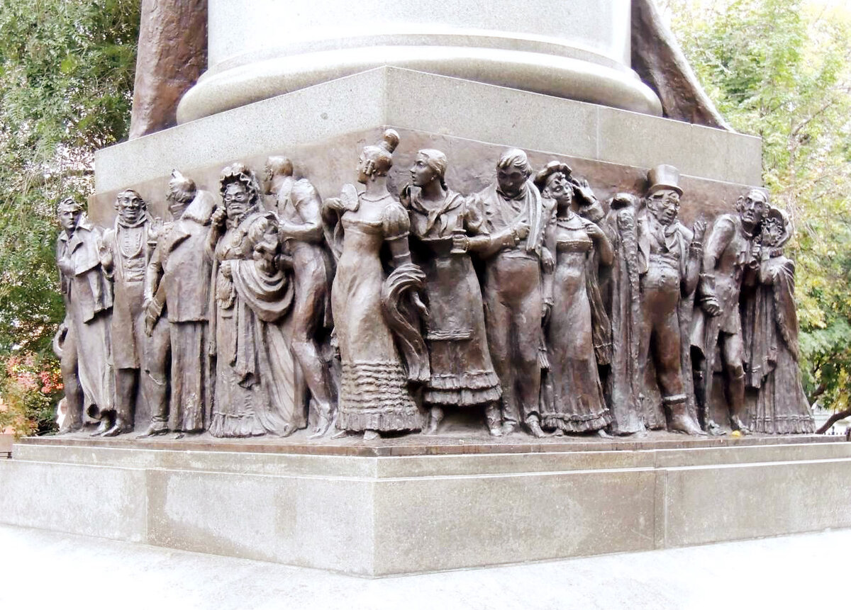 Герои комедии "Горе от ума". Фрагмент памятника писателю на Чистопрудном бульваре