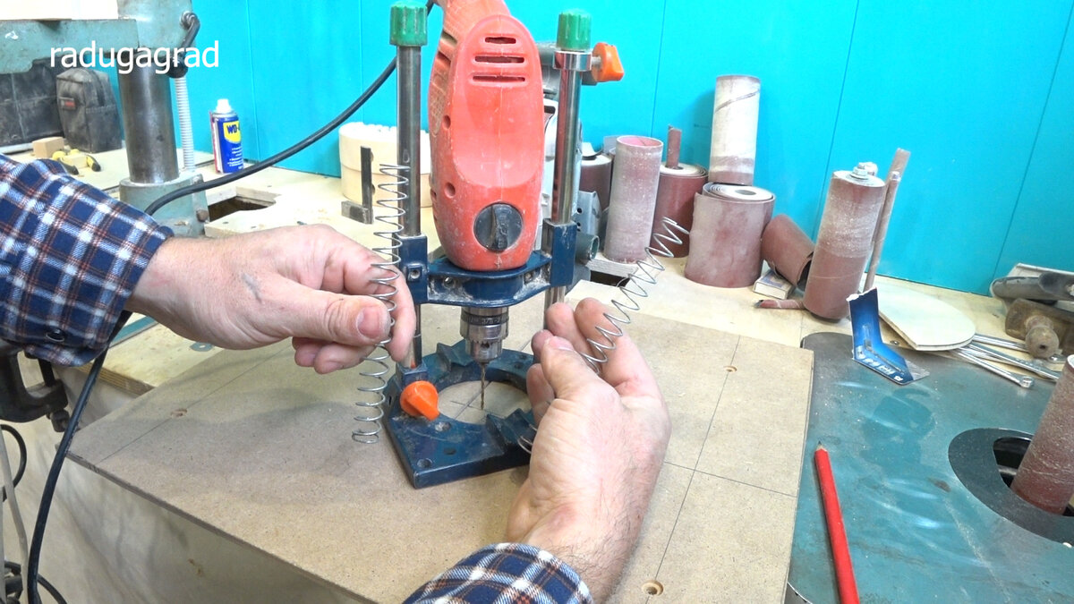 Сверлим отверстия в накладной панели, пользуюсь  дрелью с лифтом