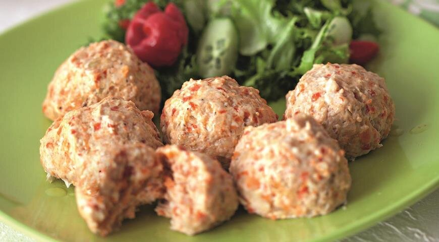 ИНГРЕДИЕНТЫ 600 г филе куриной грудки
2 сладких красных перца
1 средняя морковка
4 черешка сельдерея
2–3 зубчика чеснока
оливковое масло
соль, свежемолотый черный перец
ПОШАГОВЫЙ РЕЦЕПТ ПРИГОТОВЛЕНИЯ
Шаг 1
Фото приготовления рецепта: Куриные котлетки с овощами, на пару, шаг №1
Разогрейте духовку до 200 °С. Сладкий перец разрежьте вдоль пополам, удалите семена и перегородки, смажьте кожицу маслом и положите на решетку на кусок фольги. Поставьте в верхнюю треть духовки, запекайте 20 мин. Очистите от кожицы, нарежьте произвольно.
Шаг 2
Фото приготовления рецепта: Куриные котлетки с овощами, на пару, шаг №2
Очистите чеснок, морковь и сельдерей, нарежьте средними кусочками. Слегка обжарьте овощи в оливковом масле на слабом огне со всех сторон, 5 мин. Немного остудите.
Шаг 3
Фото приготовления рецепта: Куриные котлетки с овощами, на пару, шаг №3
Филе куриной грудки нарежьте произвольно и пропустите через мясорубку вместе со всеми подготовленными овощами. Приправьте солью и перцем, вымесите до однородности.
Шаг 4
Фото приготовления рецепта: Куриные котлетки с овощами, на пару, шаг №4
Мокрыми руками слепите котлетки весом примерно по 50 г. Включите пароварку на максимальную температуру. Если у вас нет пароварки, смажьте маслом жаропрочный дуршлаг и установите его на кастрюлю, на треть заполненную кипящей водой. Закройте крышкой и варите котлетки на пару 20 мин.