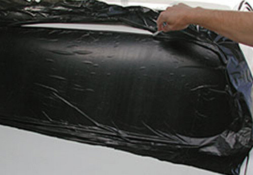  
  1. Разрезать 2 больших мешка для мусора под форму окна. Намылить стекло  с наружи и наклеить на него этот мешок. Разгладить мешок по окну. 