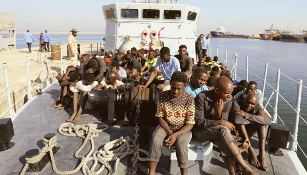 Мигранты садятся на лодки на греческий остров Лесбос