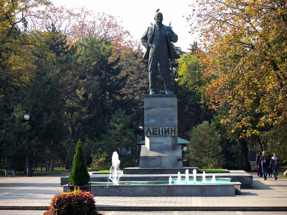 Памятник блинову в бутурлиновке. Памятник ленину иркутск. Проспект ленина памятник ленина. Памятник ленину в мелитополе. Памятник-монумент россии ленин.