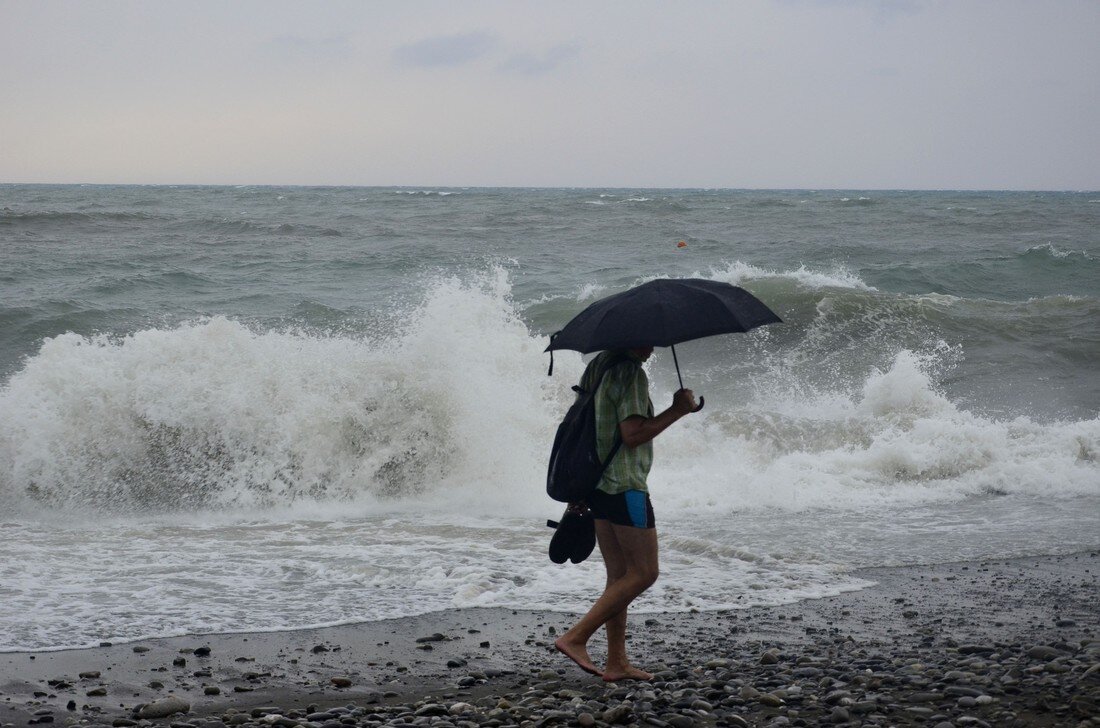 Не успела ещё закончится зима, которая преподнесла огромное количество климатических сюрпризов, завтра стартует календарная весна, обещающая стать также богатой на природные катаклизмы, а синоптики уже публикуют свои долгосрочные прогнозы на лето-2020. Согласно предварительным данным метеорологов, с июня по август россиян ждут температурные качели, перепады атмосферного давления, жара, которая будет сменяться периодами похолоданий, а также сильные дожди и ураганы.