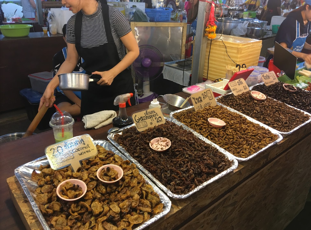 Рынок Нака Маркет Пхукет, торговля приготовленными насекомыми