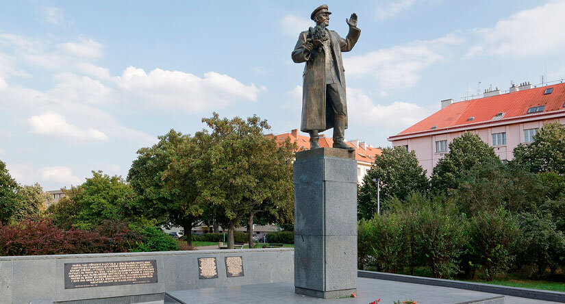 Памятник маршалу Коневу в Праге