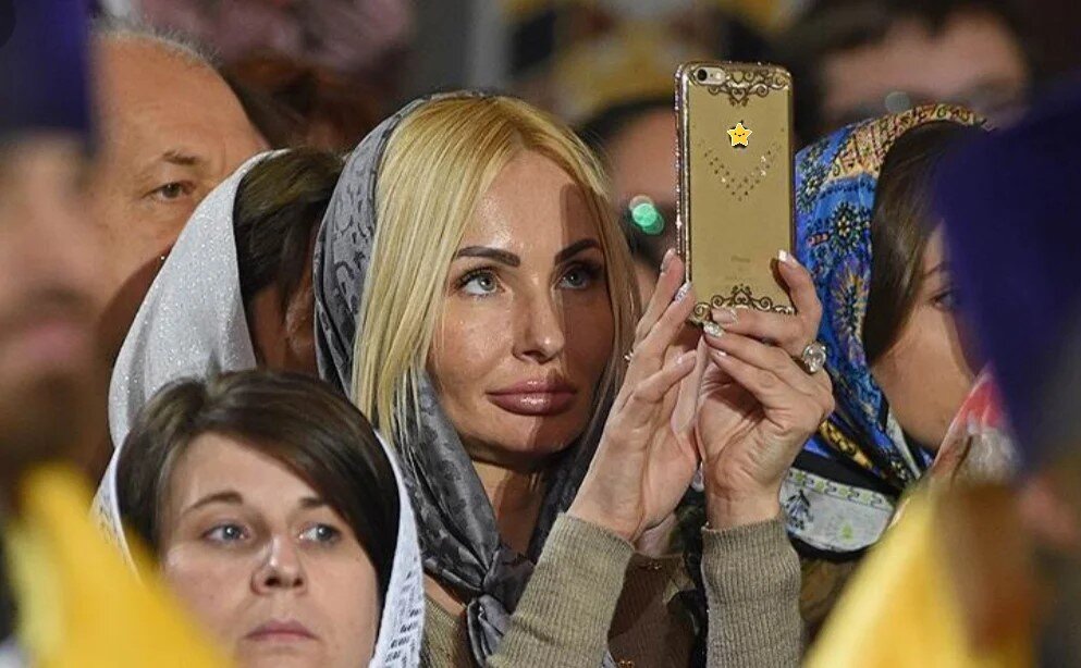 Какой чехольчик красивый. Иди дальше статью читай. Кстати я не думаю что она фанатик, картинка подходит под статью.