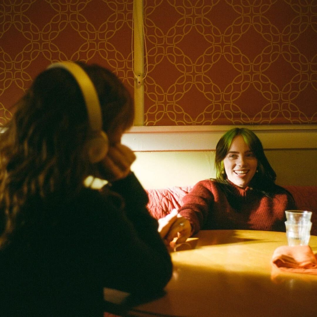 Мэгги впервые слушает сингл своей дочери-everything i wanted