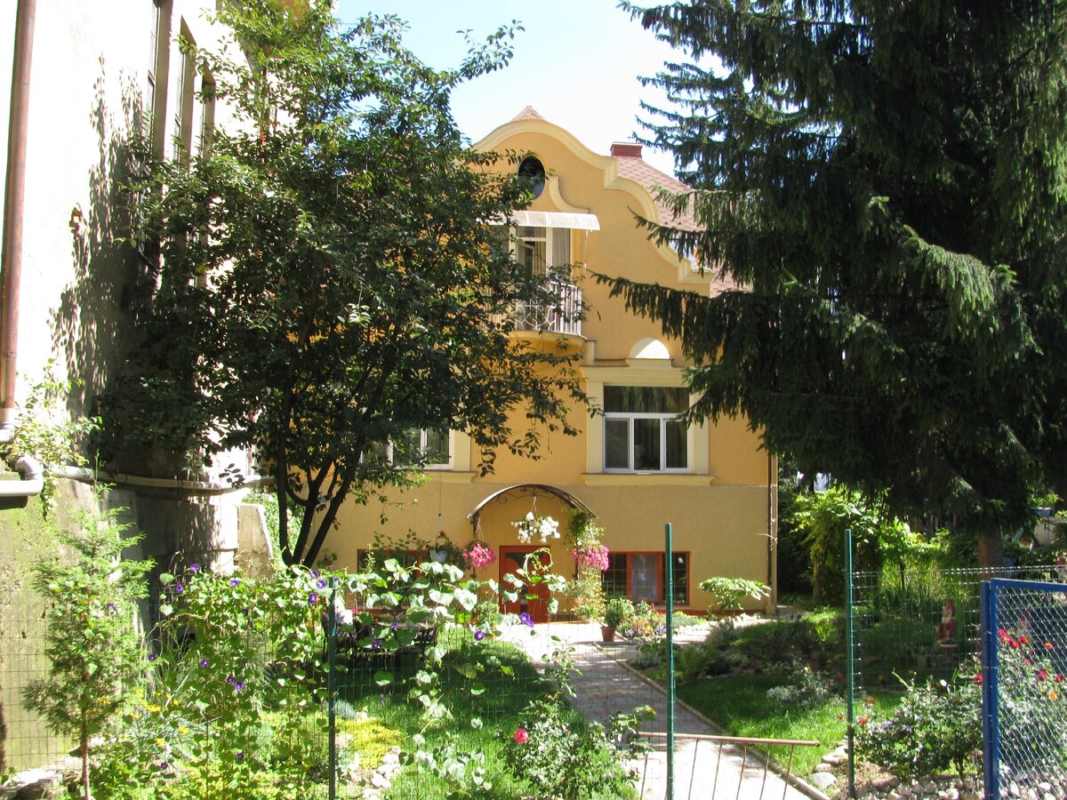 Симпатичный домик рядом